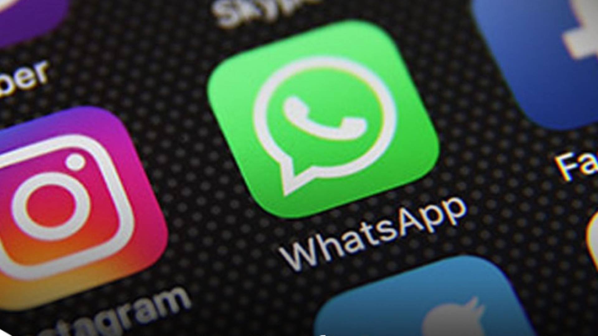 تغريدة "تاريخية" ساخرة من تويتر.. وانستغرام وواتسب يردون عليه