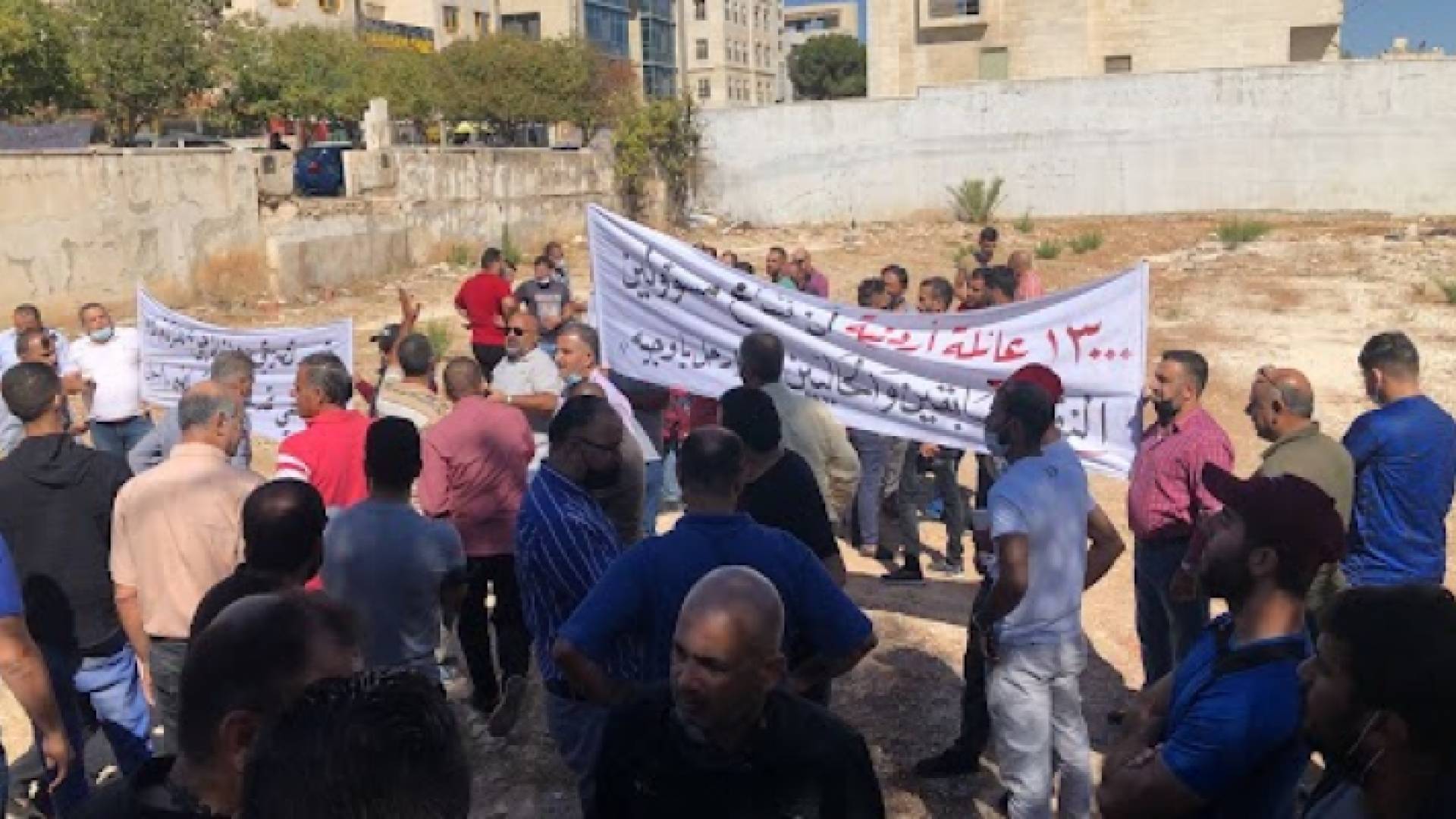 سائقو سيارات التطبيقات الذكية يعتصمون أمام وزارة النقل