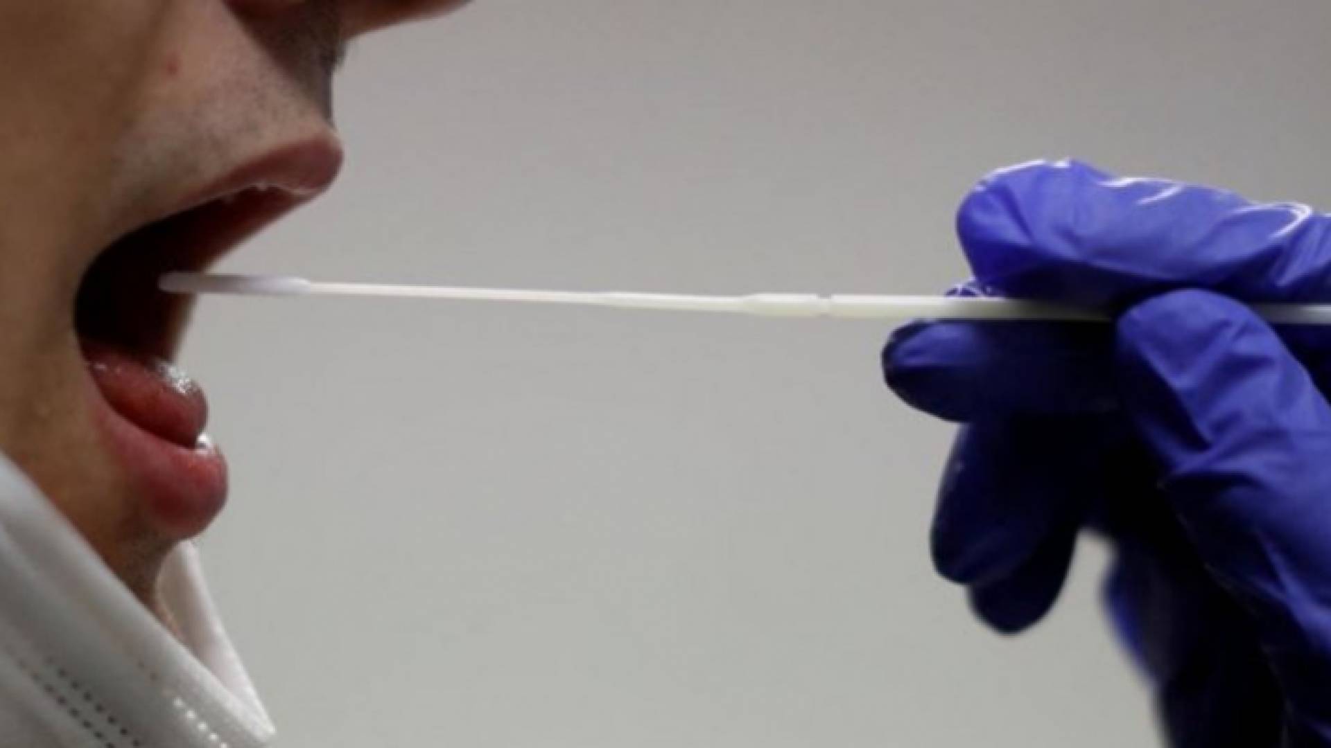 عامل في الكوادر الصحية يجري مسحة كورونا - أرشيفية