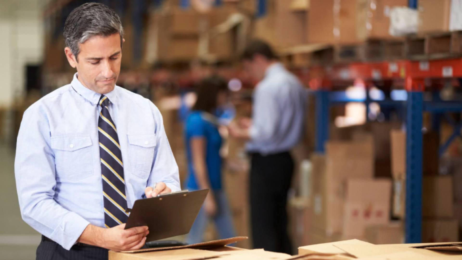 موظفون في مصنع