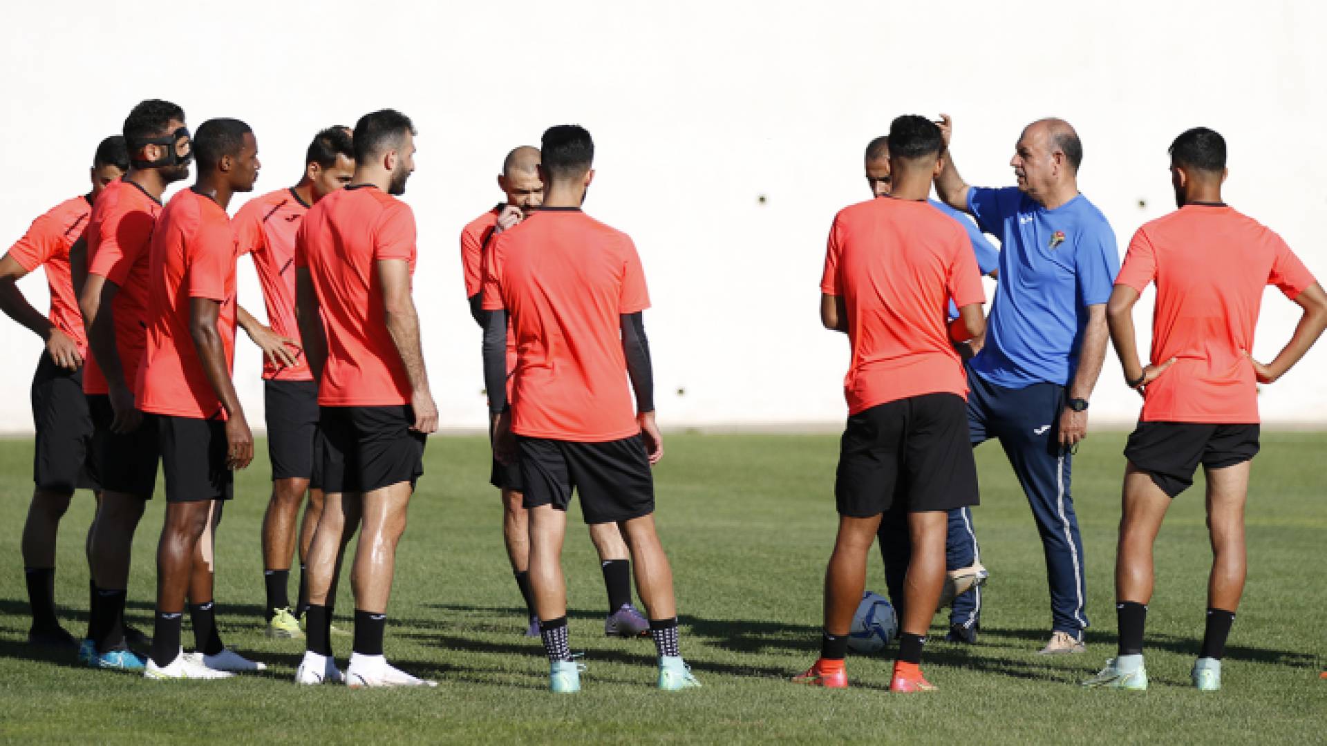 لاعبو المنتخب الوطني لكرة القدم بقيادة عدنان حمد في التدريب الأخير قبل المباراة