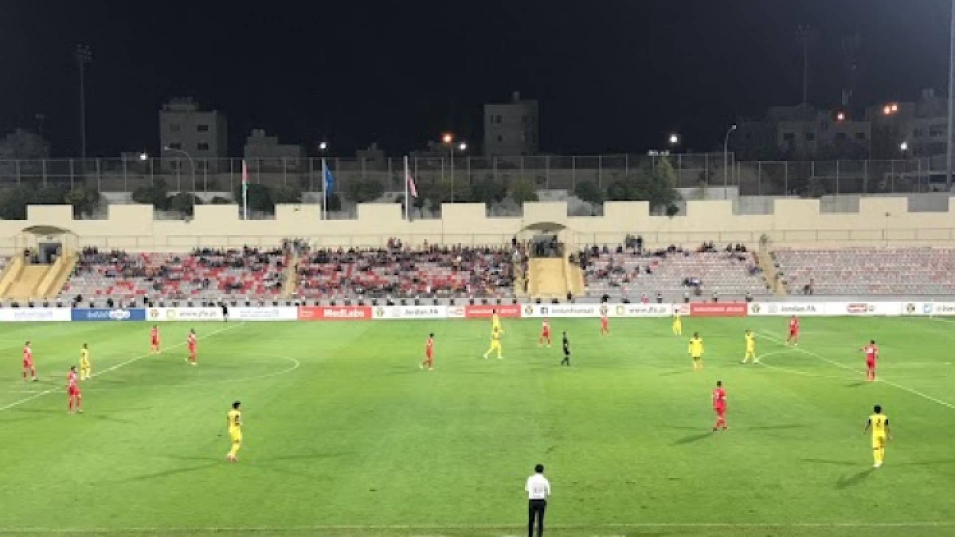 لقطة من مباراة المنتخب الوطني لكرة القدم ونظيره الماليزي على ستاد الملك عبد الله الثاي في القويسمة