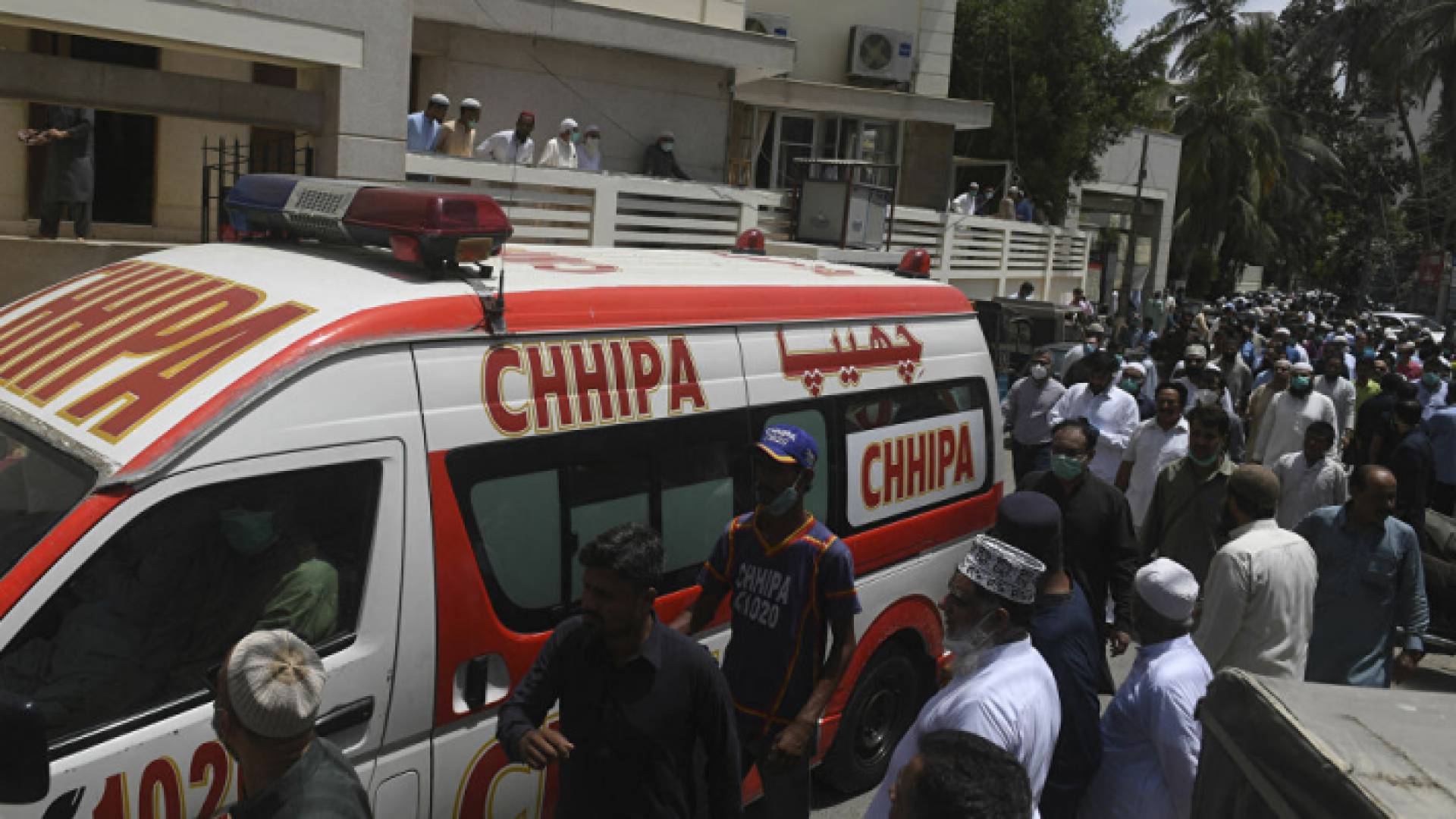 العديد من الضحايا قضوا من جراء سقوط الأسقف أو الحيطان عليهم