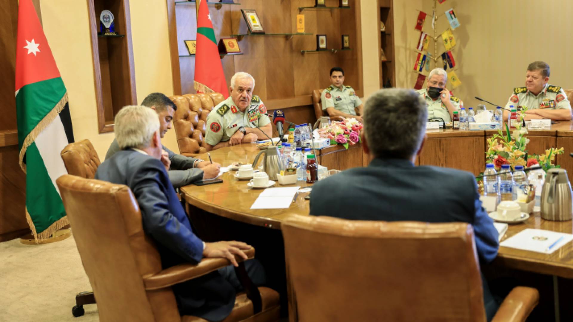 رئيس هيئة الأركان المشتركة يلتقي أعضاء كتلة العزم النيابية