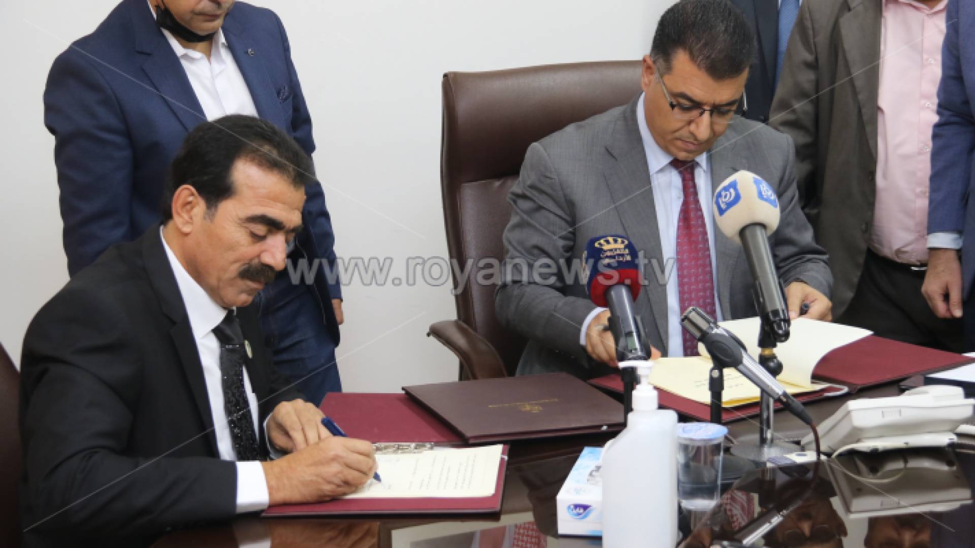 جانب من توقيع الاتفاقية