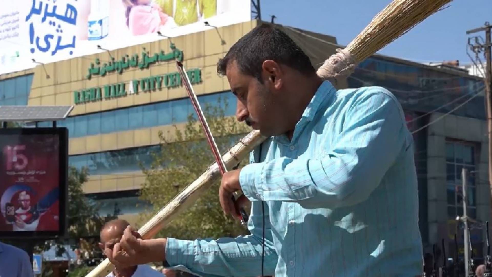 بوسيلة مستنبطة.. موسيقي عراقي يعزف بأدوات التنظيف