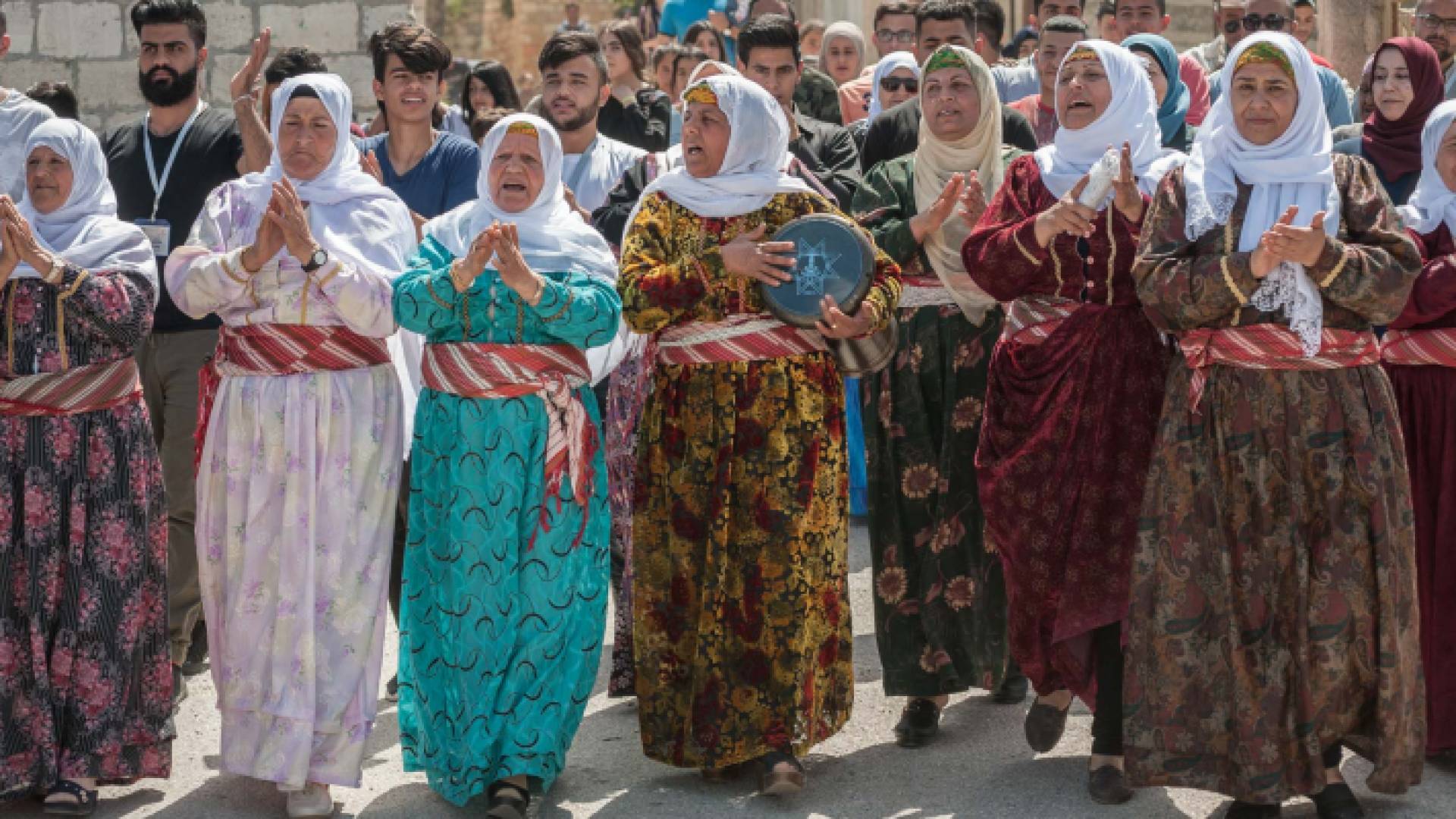 فلسطينيات من عمر الخمسين وحتى الخامسة والثمانين يقلن تراث الاغنية المحكية عبر فرقة "الزنار"