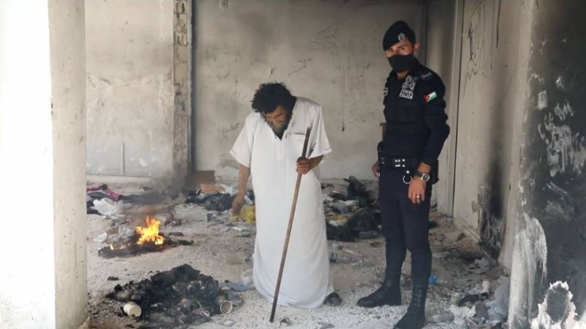 مشرد أنهكه المرض لم يجد مأوى غير الشارع