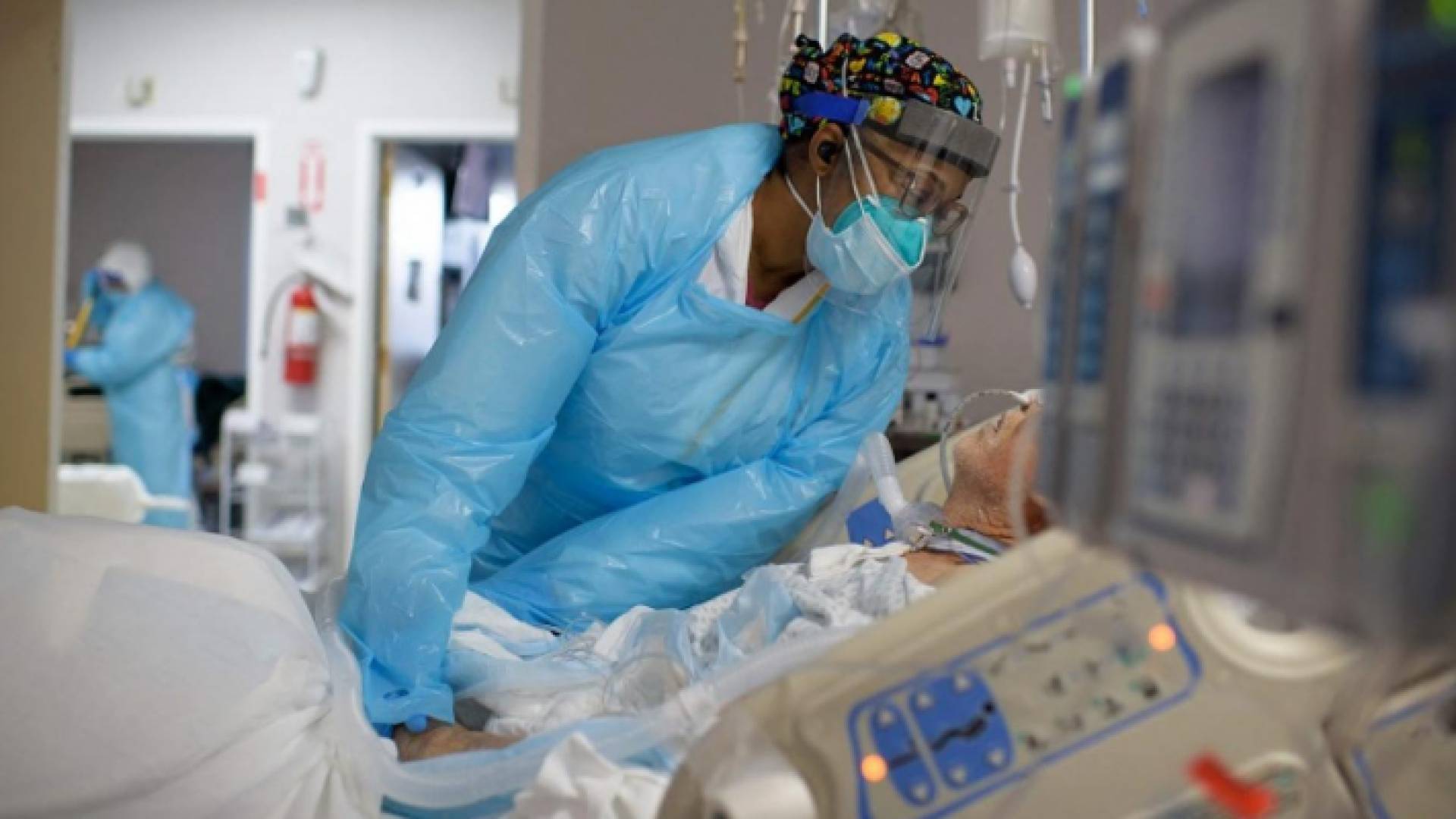 مريض بفيروس كورونا داخل غرفة عناية حثيثة