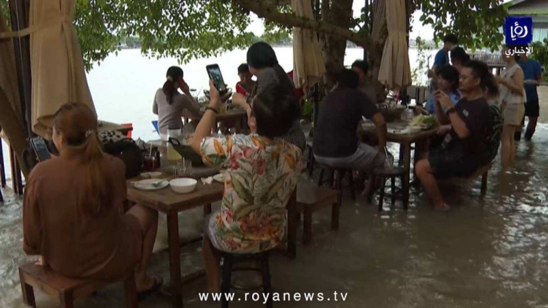 فيضان يحول مطعما إلى مقصد سياحي في تايلاند