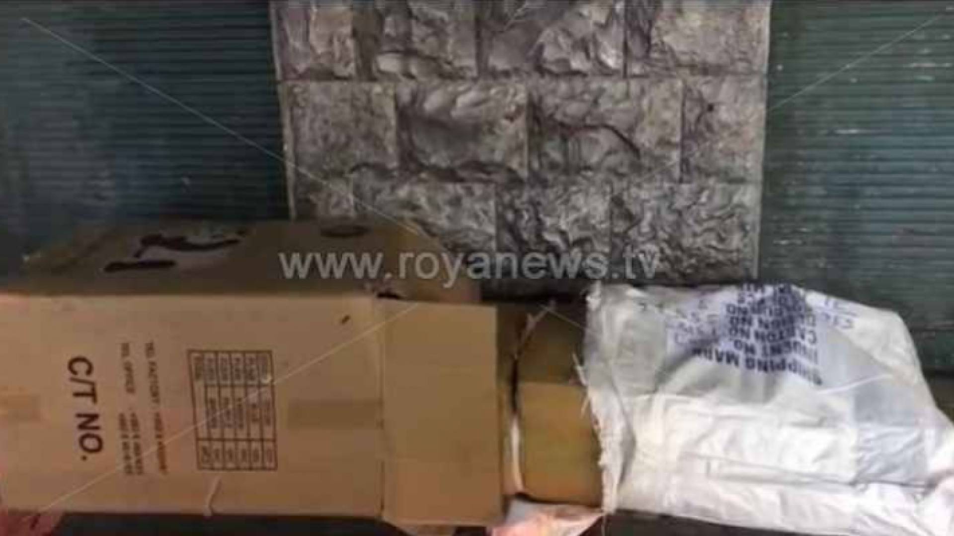 أربعيني هائم على وجهه وسط عمان يلتحف "الكراتين" ليستدفئ بها - الصورة ارشيفية