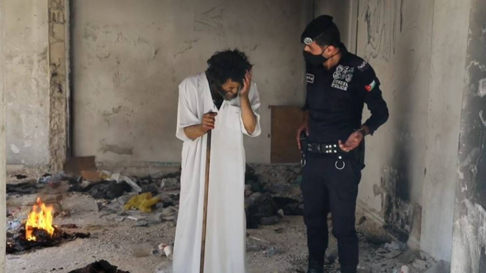 مشرد أنهكه المرض لم يجد مأوى غير الشارع