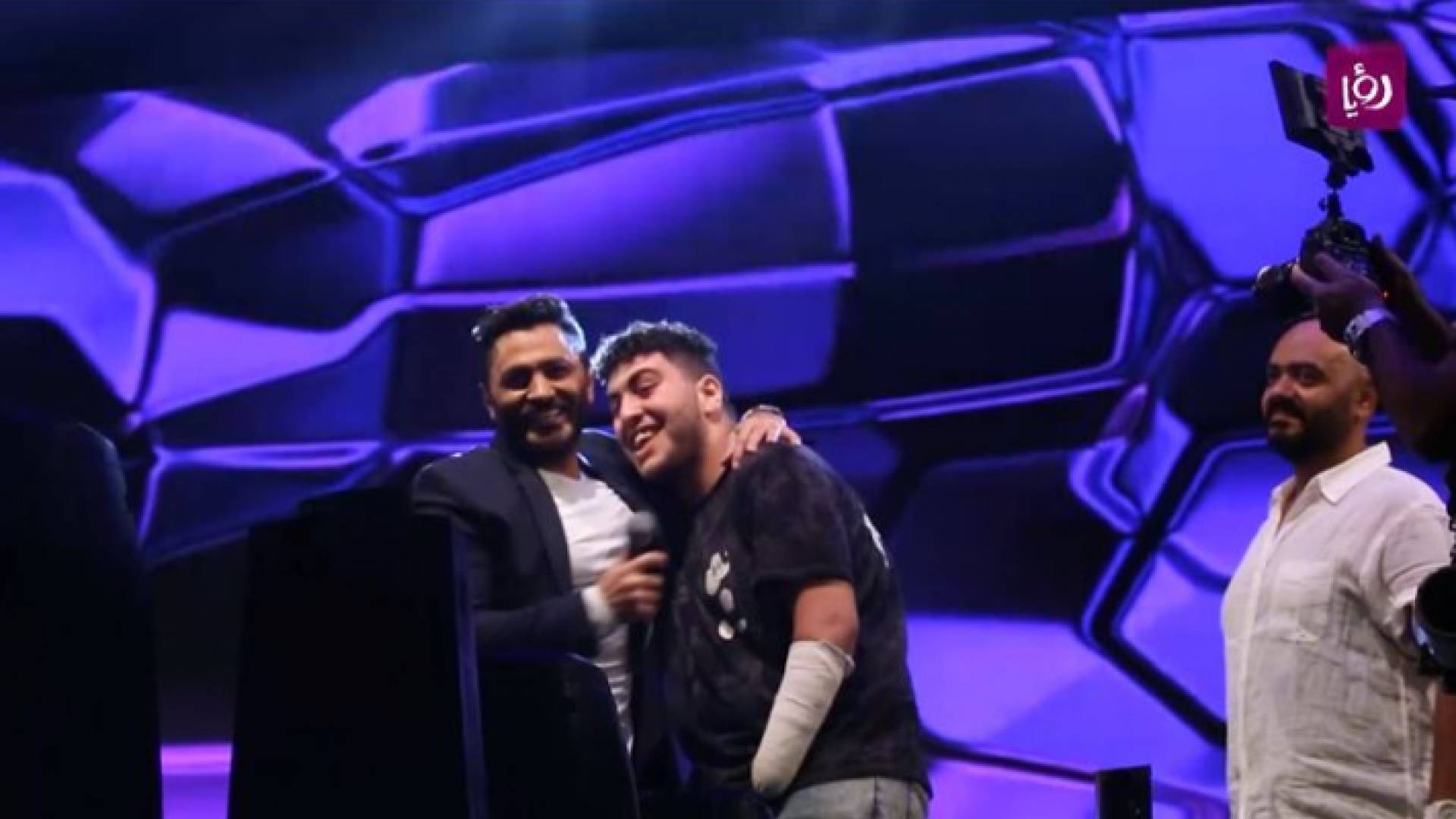 فتى الزرقاء صالح إلى جانب الفنان المصري تامر حسني