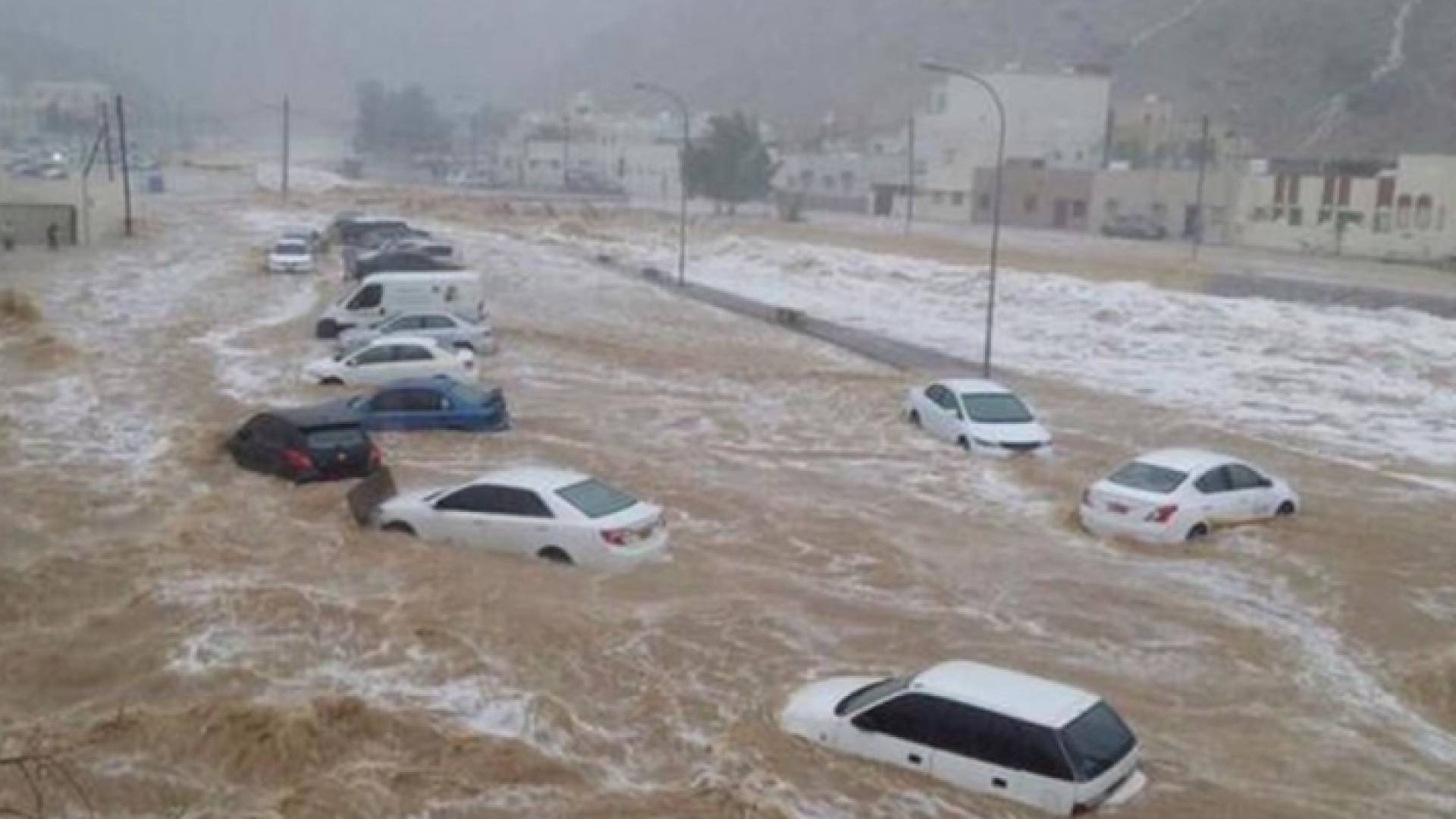 إعصار "شاهين" يغرق أحد شوارع اليمن