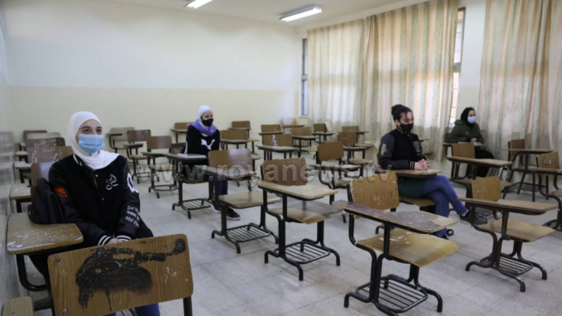 الحكومة تؤكد التزامها بخطة فتح القطاعات والتعليم الوجاهي