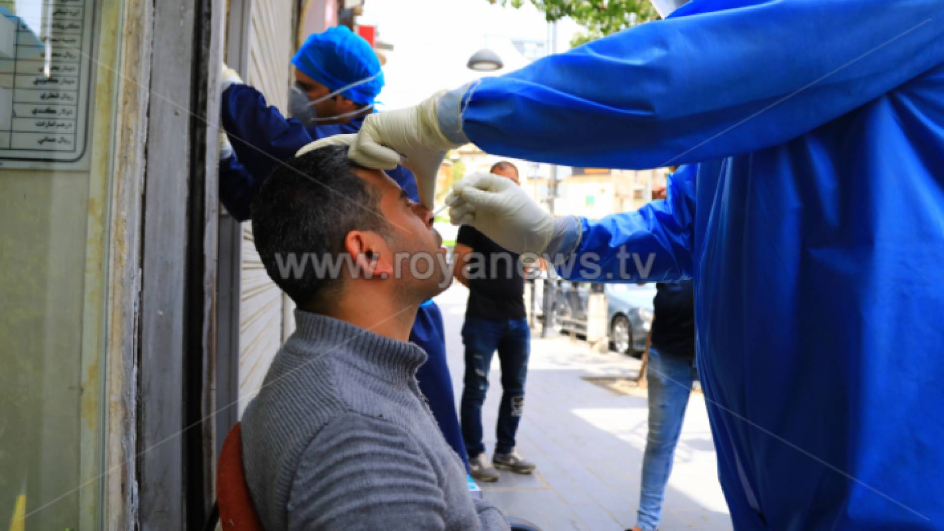 إجراء فحص PCR لأحد المواطنين