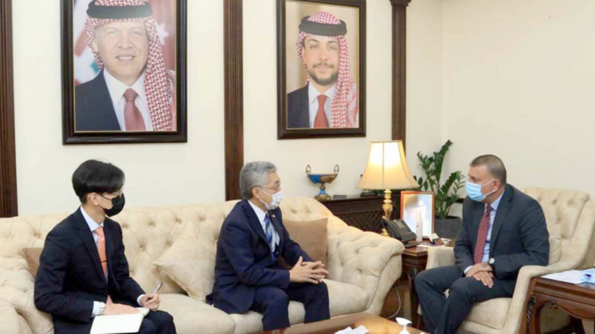 وزير الداخلية يلتقي السفير الياباني