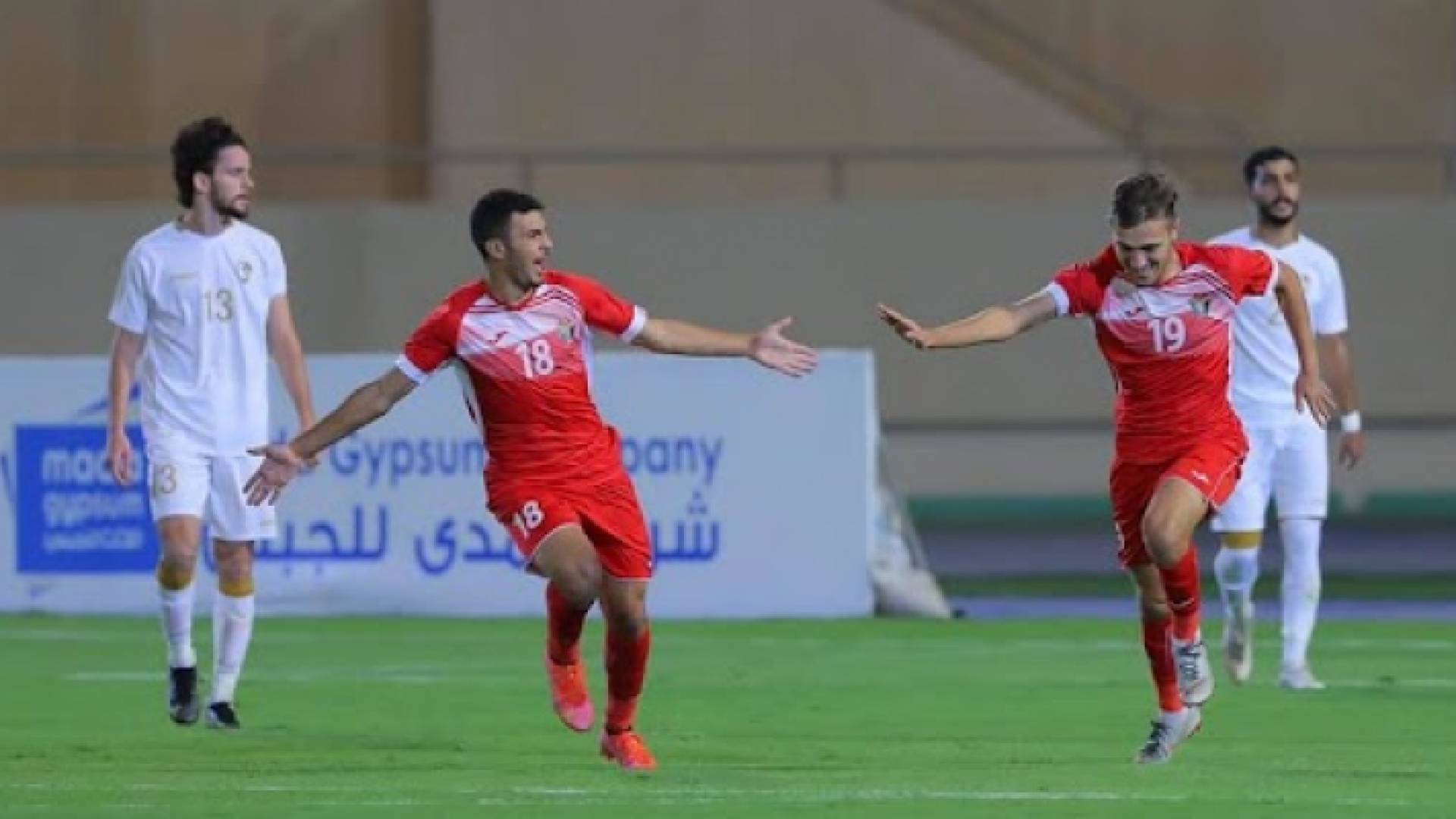 لاعبا المنتخب الرديف لكرة القدم يحتفلان بتسجيل هدف في سباك المنتخب السوري