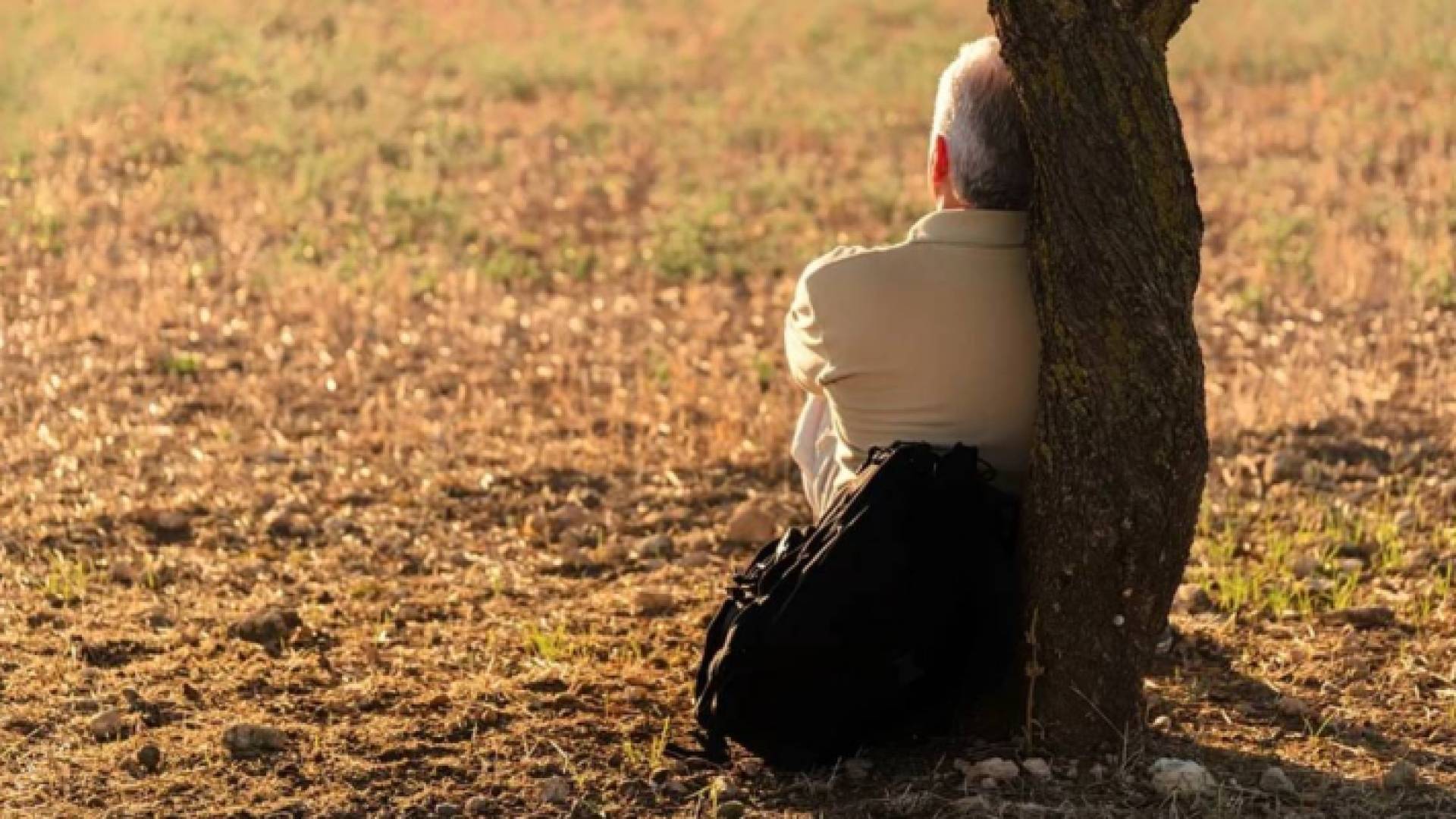 شخص يجلس وحده - ارشيفية