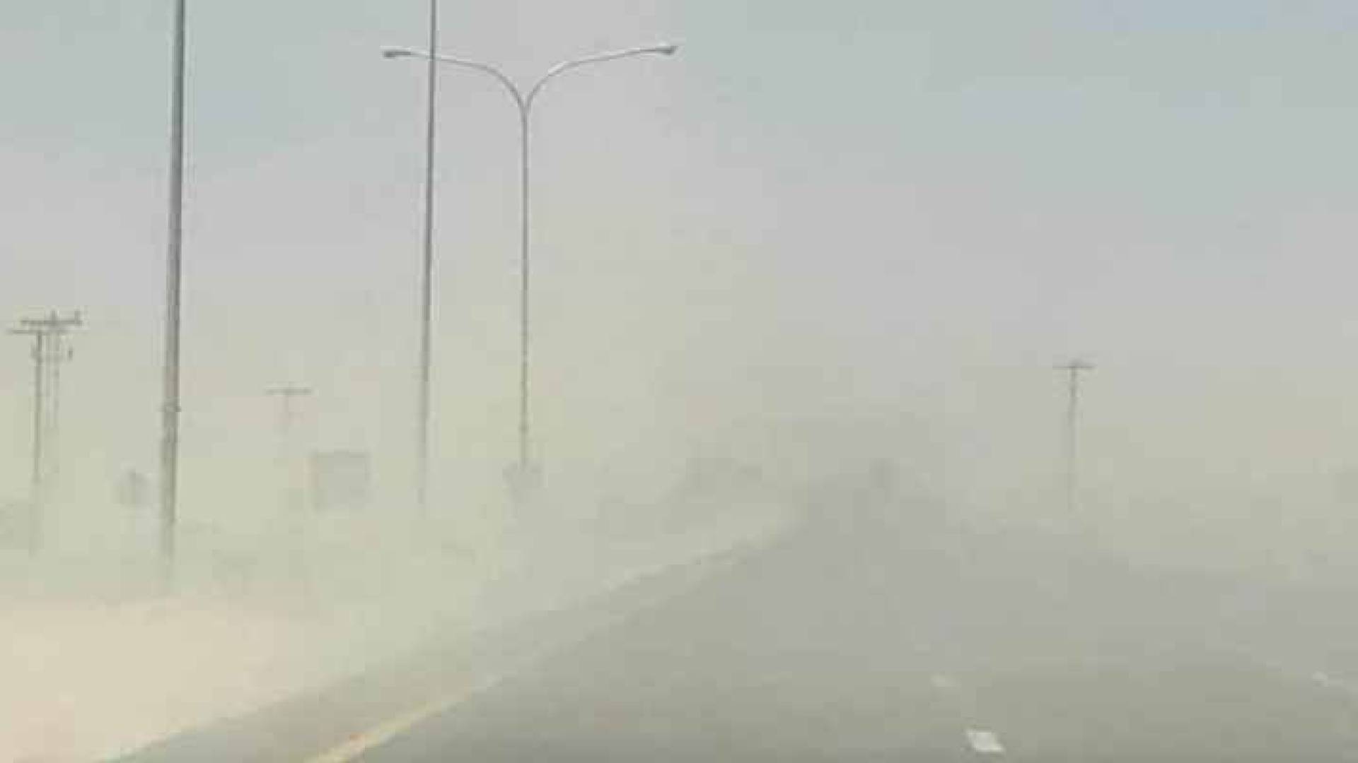 تحذير من تدني مدى الرؤية الأفقية في بعض المناطق والطرق الصحراوية