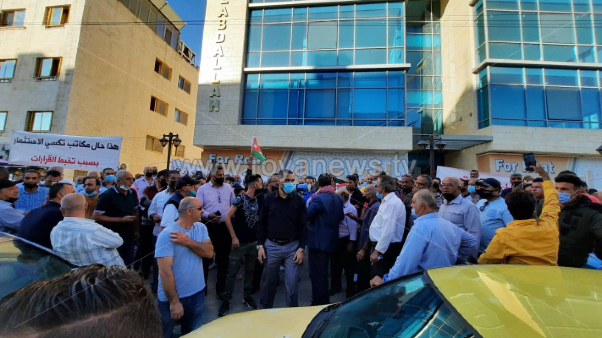 سائقو التاكسي الأصفر ينفذون وقفة احتجاجية أمام وزارة النقل