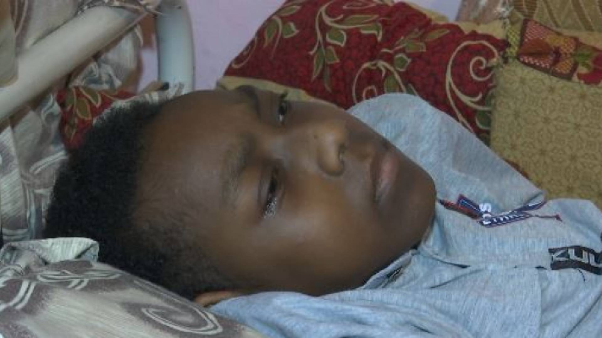 ضمور العضلات يأكل جسد الطفل جمال.. وقلب أمه