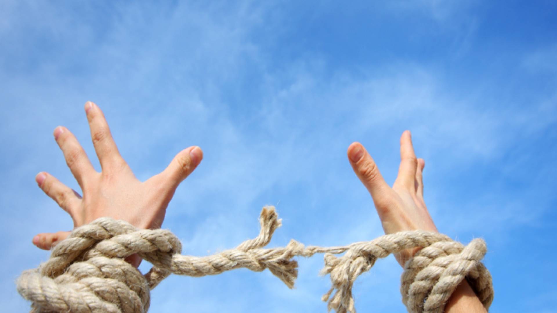 فتاة مقيدة بحبل