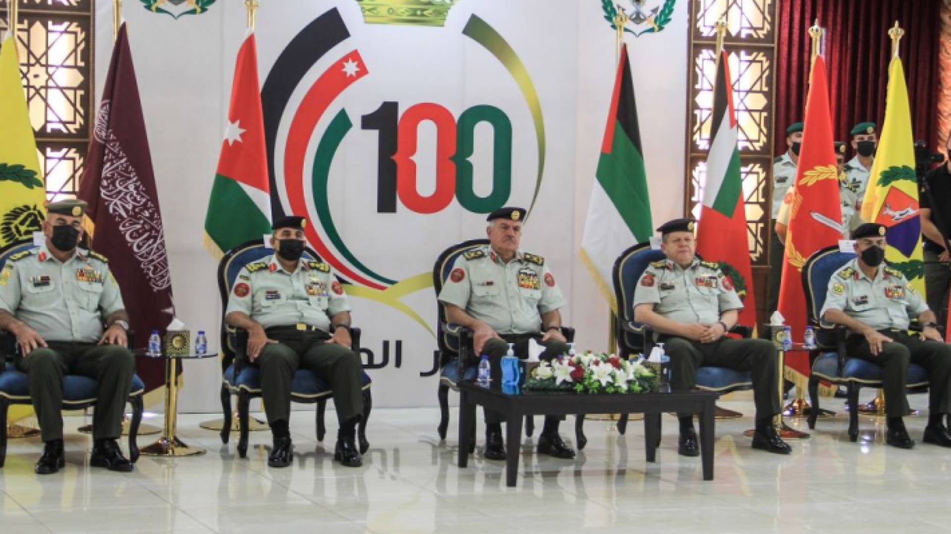 الحنيطي يقلد كوكبة من ضباط الصف بميدالية مئوية الدولة الأردنية الأولى