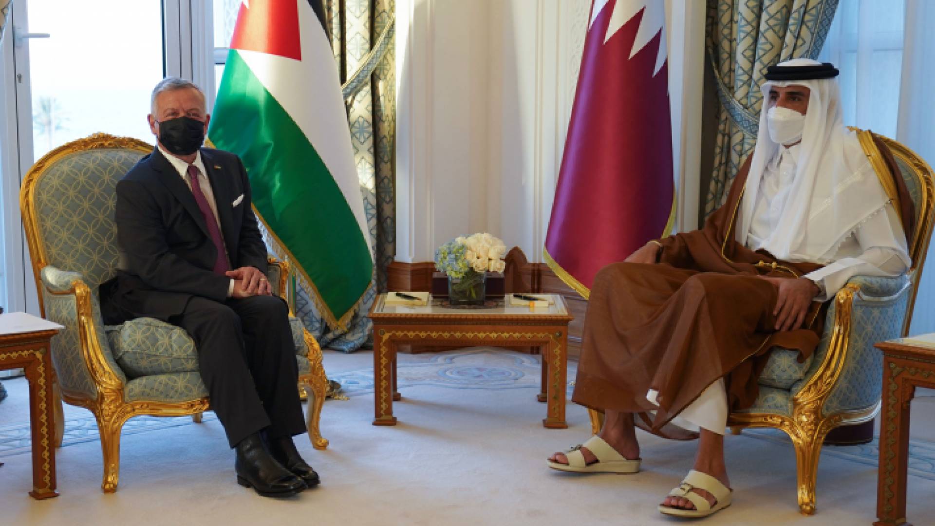 الملك يجري مباحثات مع أمير دولة قطر في الدوحة