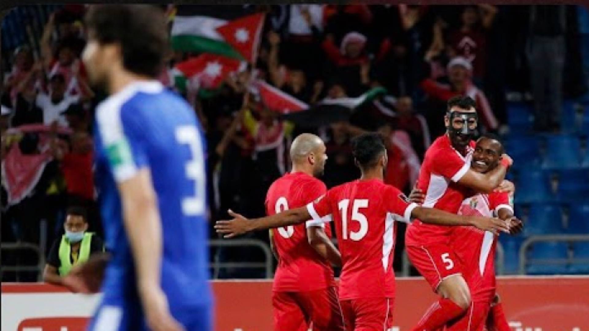 فرحة لاعبي المنتخب الأردني بتسجيل أحد الأهداف في شباك أوزبكستان