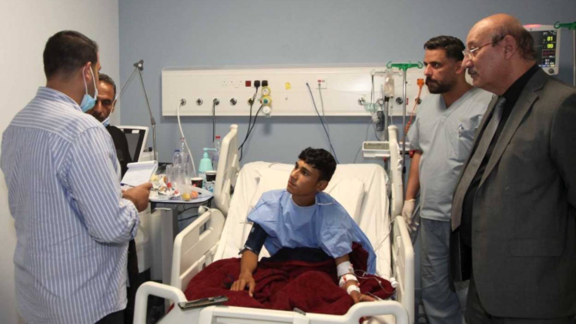 "مستشفى البشير" ينقذ حياة فتى بعد إخراج 30 شظية من صدره