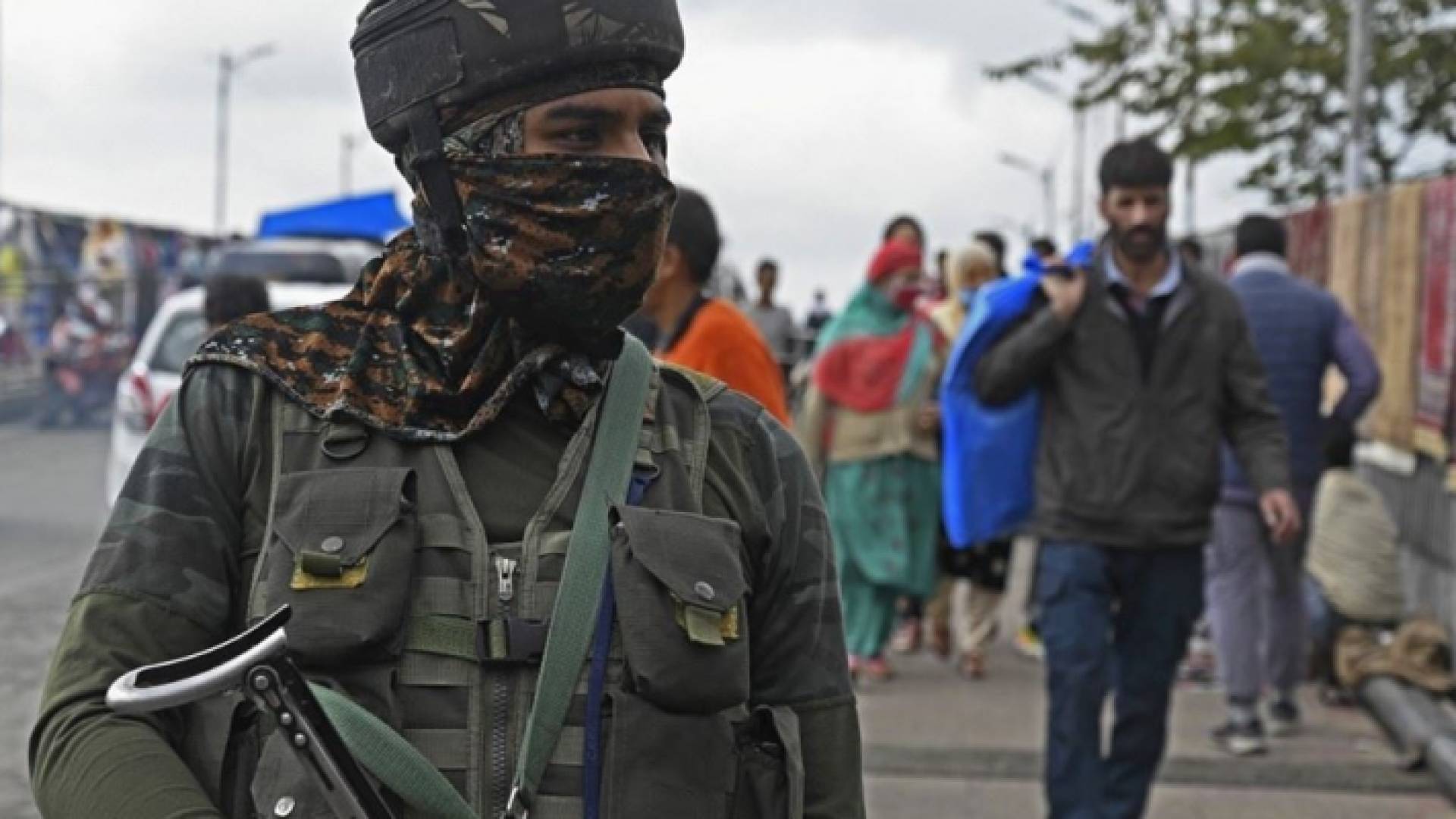 مسلح في كشمير