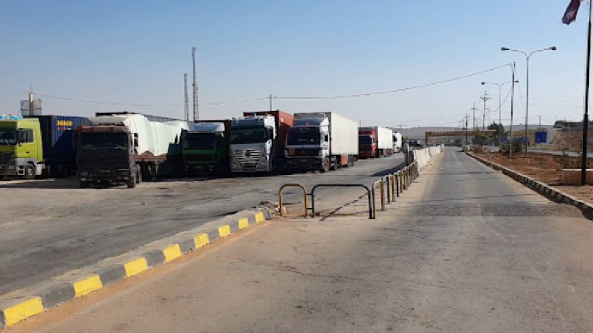 شاحنات في معبر جابر