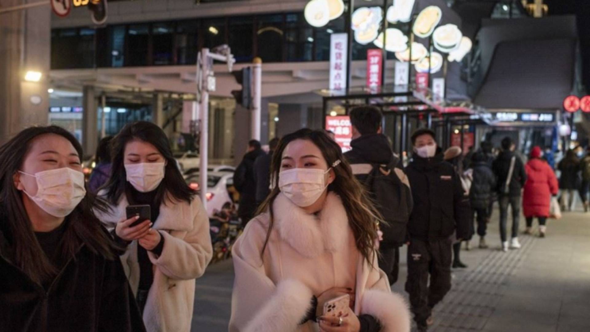 من أحد شوارع مدينة ووهان الصينية