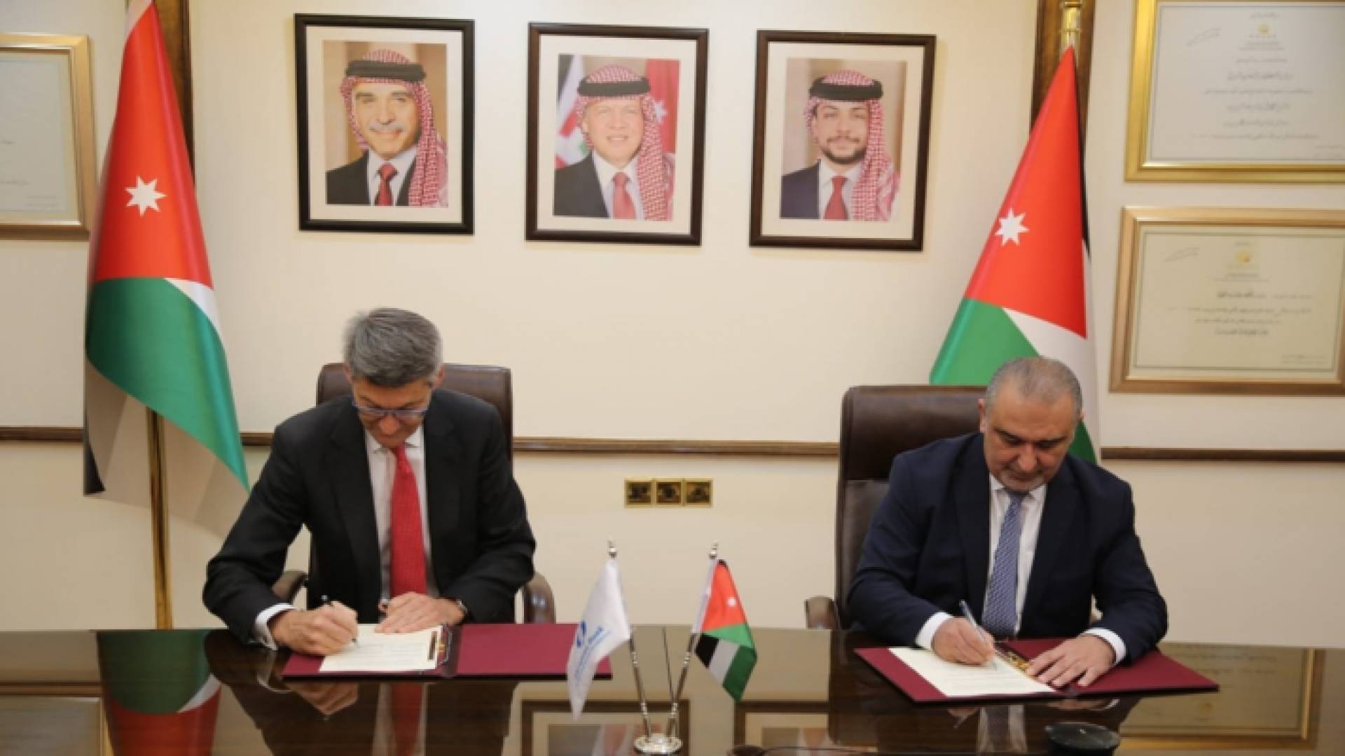 جانب من توقيع الاتفاقية