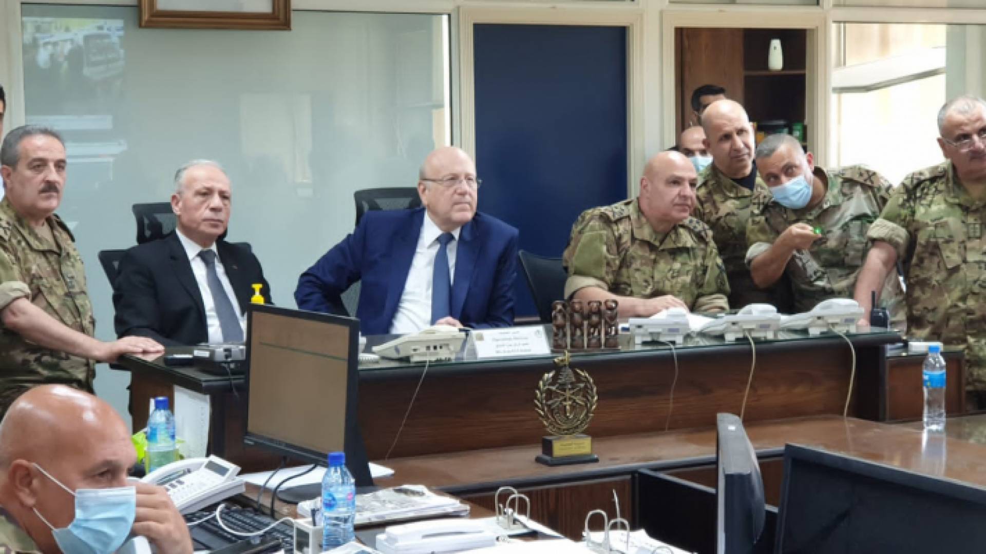 رئيس الحكومة اللبنانية نجيب ميقاتي في غرفة عمليات قيادة الجيش لمتابعة مجريات الأوضاع