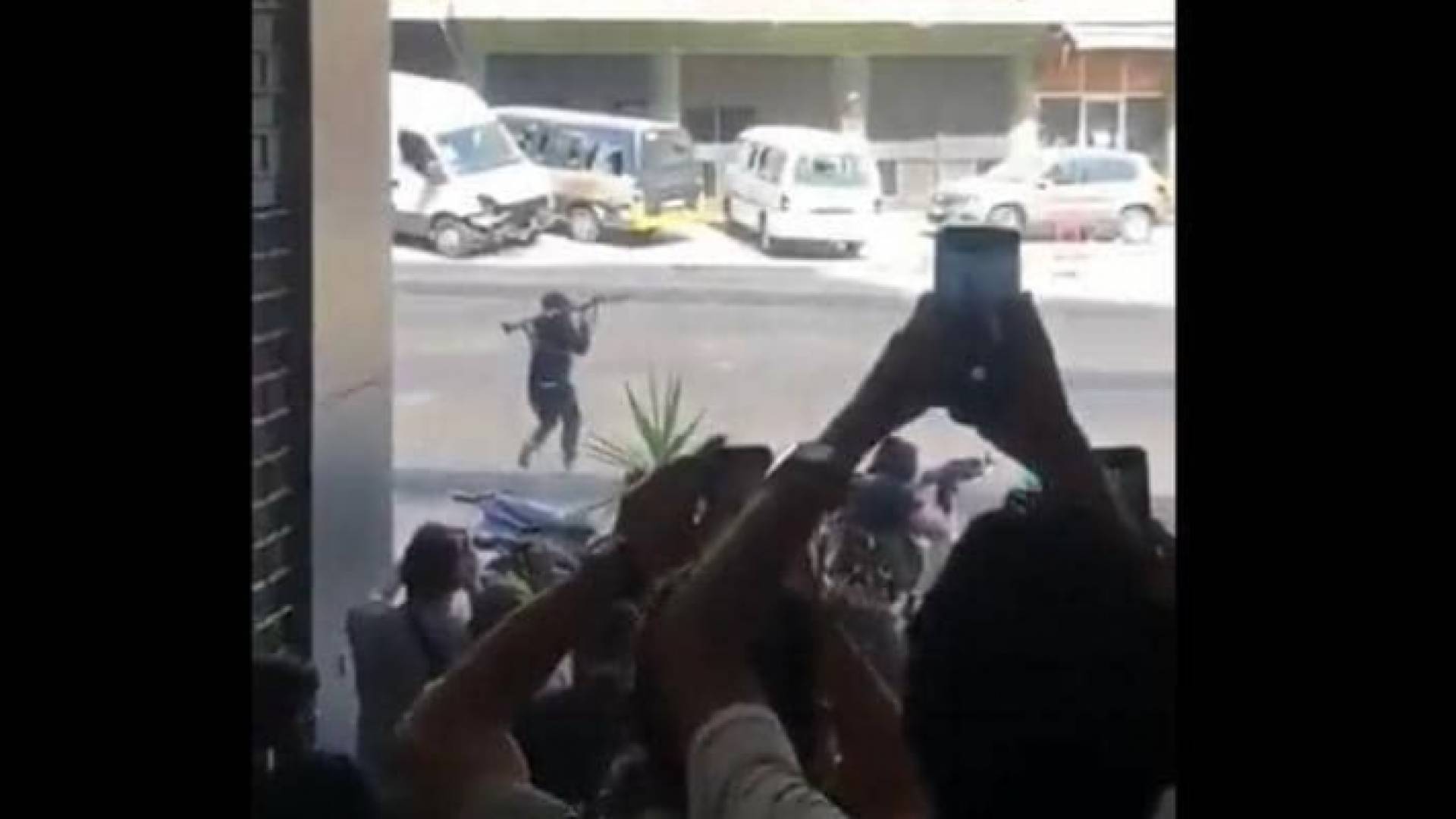 لحظة إصابة المسلح