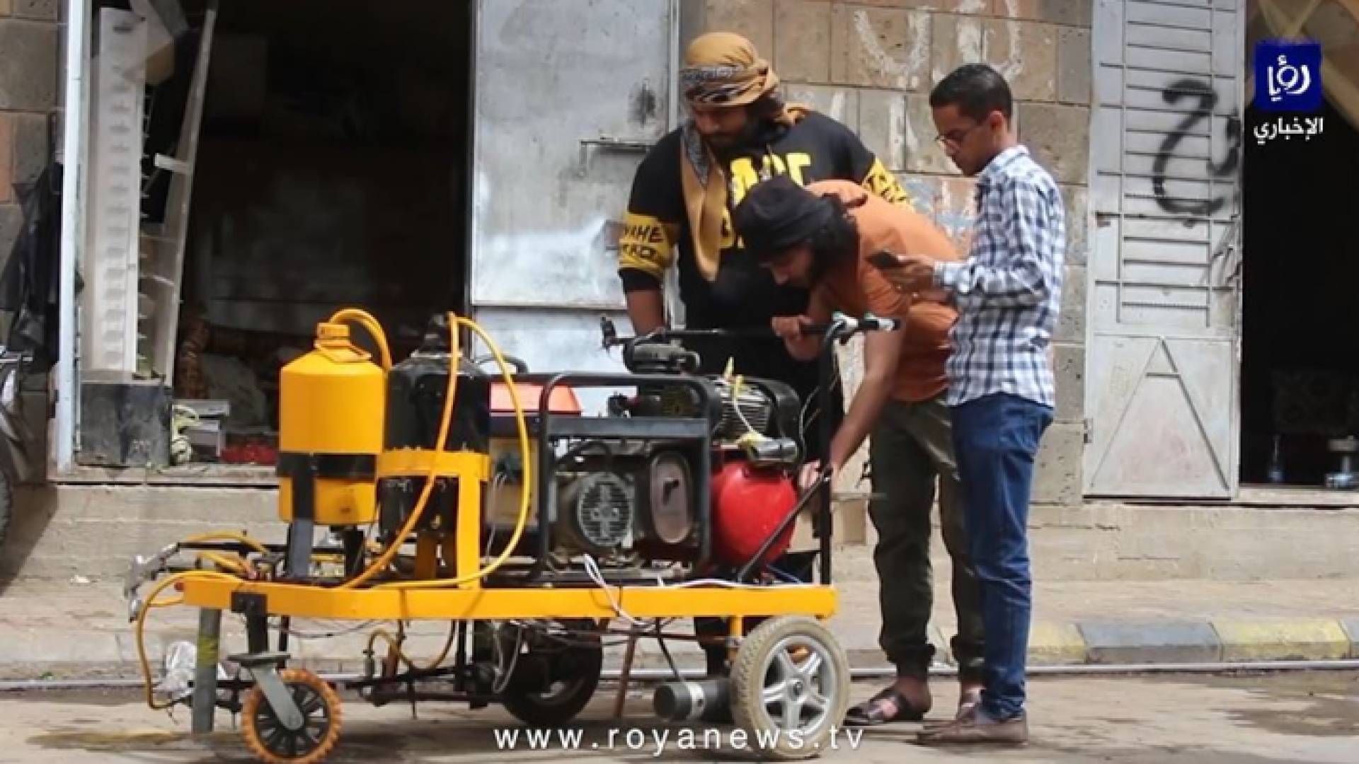 طلاب يمنيون يخترعون ربوت لطلاء أرصفة الشوارع
