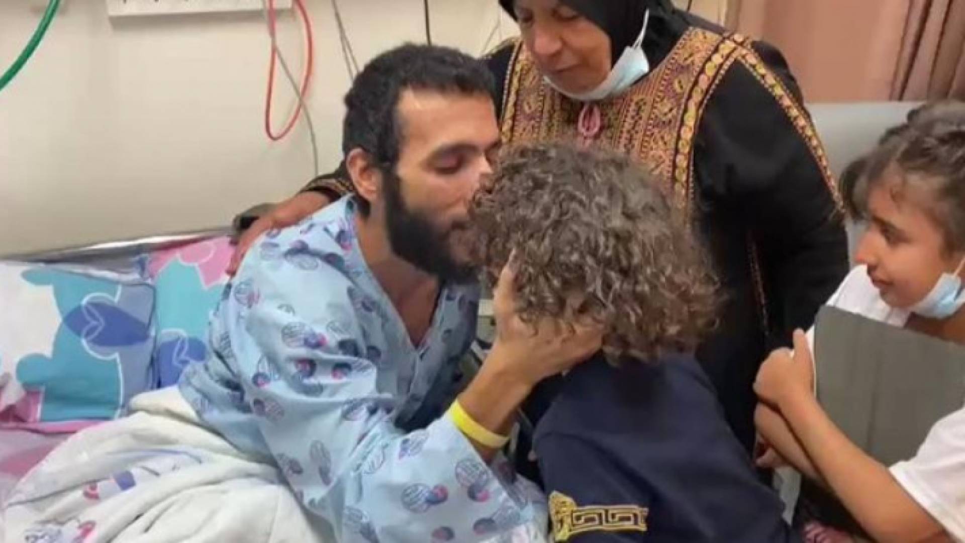 لحظة لقاء الطفلة جوان بوالدها الأسير كايد الفسفوس