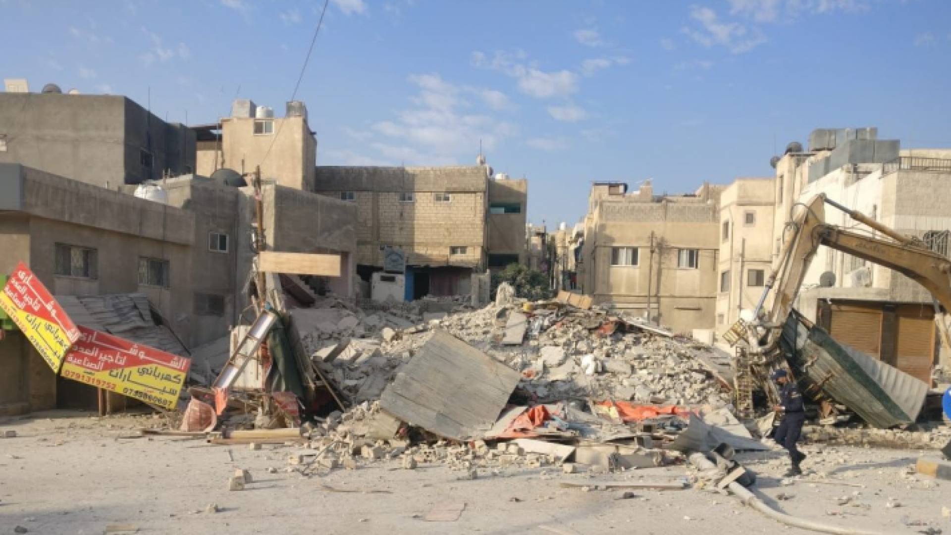 إزالة عمارة آيلة للسقوط بشارع الأردن بالقرب من إشارات النزهة