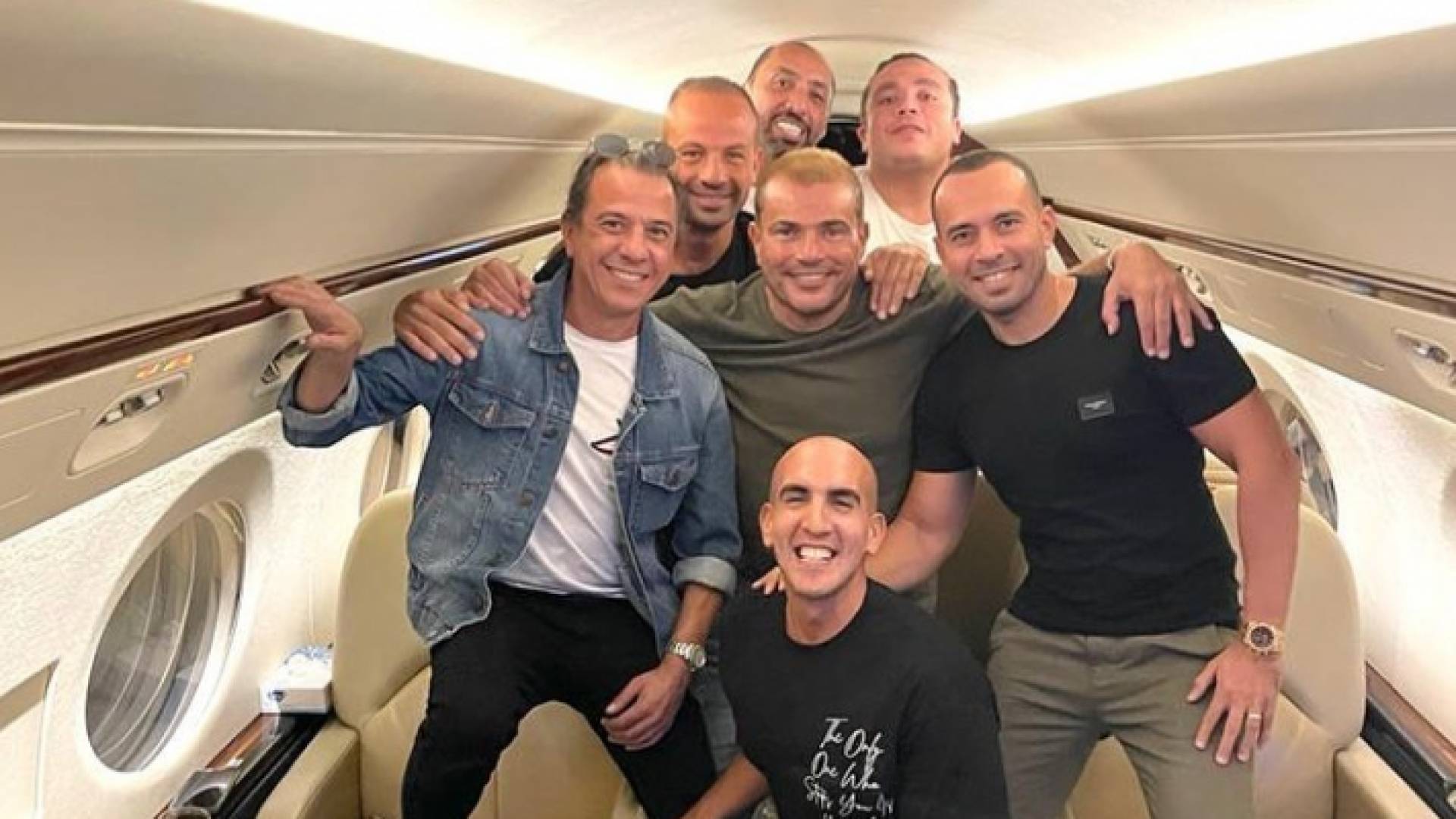 عمرو دياب ينشر صورة من الطائرة قبل بدء حفله في العقبة