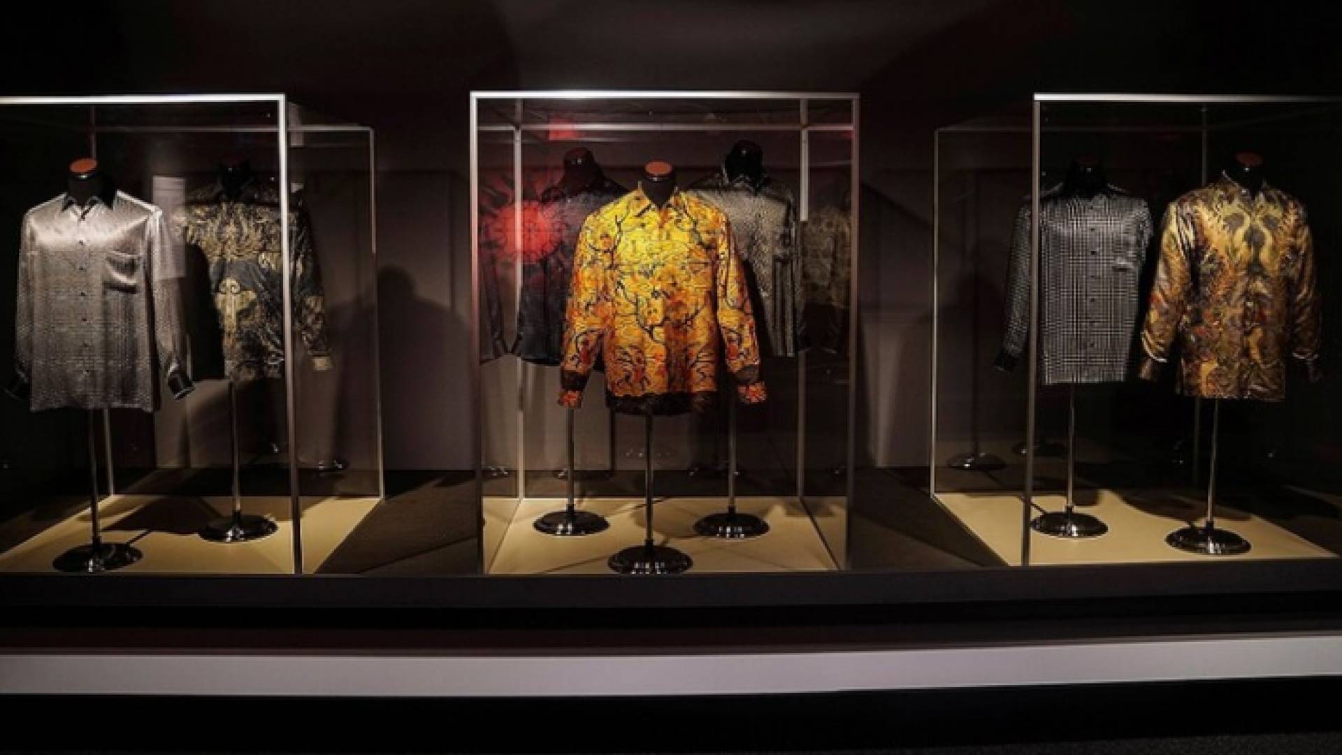 بعض قمصان نيلسون مانديلا المعروضة للبيع