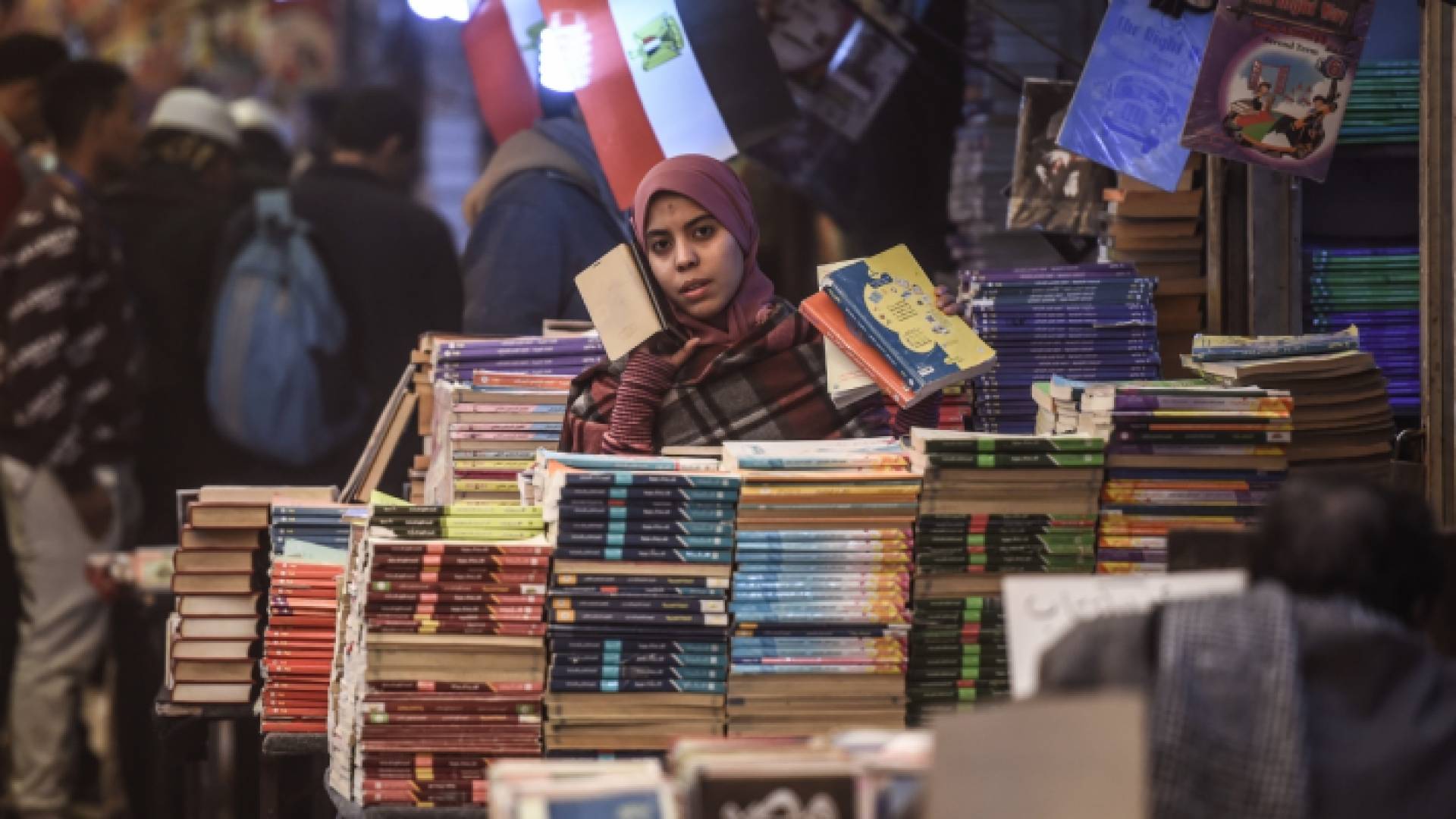 ما حقيقة الصور الساخرة في كتاب الأحياء للصفوف الثانوية في مصر؟