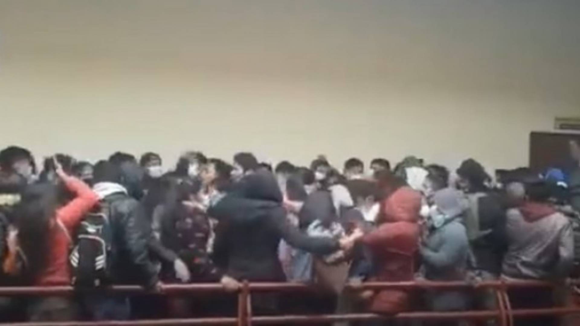 ما حقيقة سقوط أشخاص من مبنى في لبنان؟