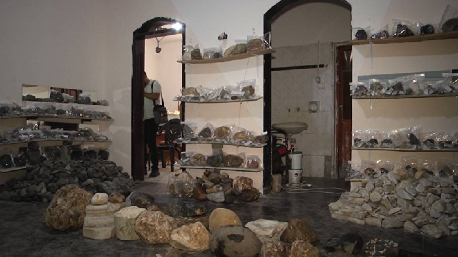 غزي يهوى امتلاك الأحجار الكريمة والنيازك والصخور