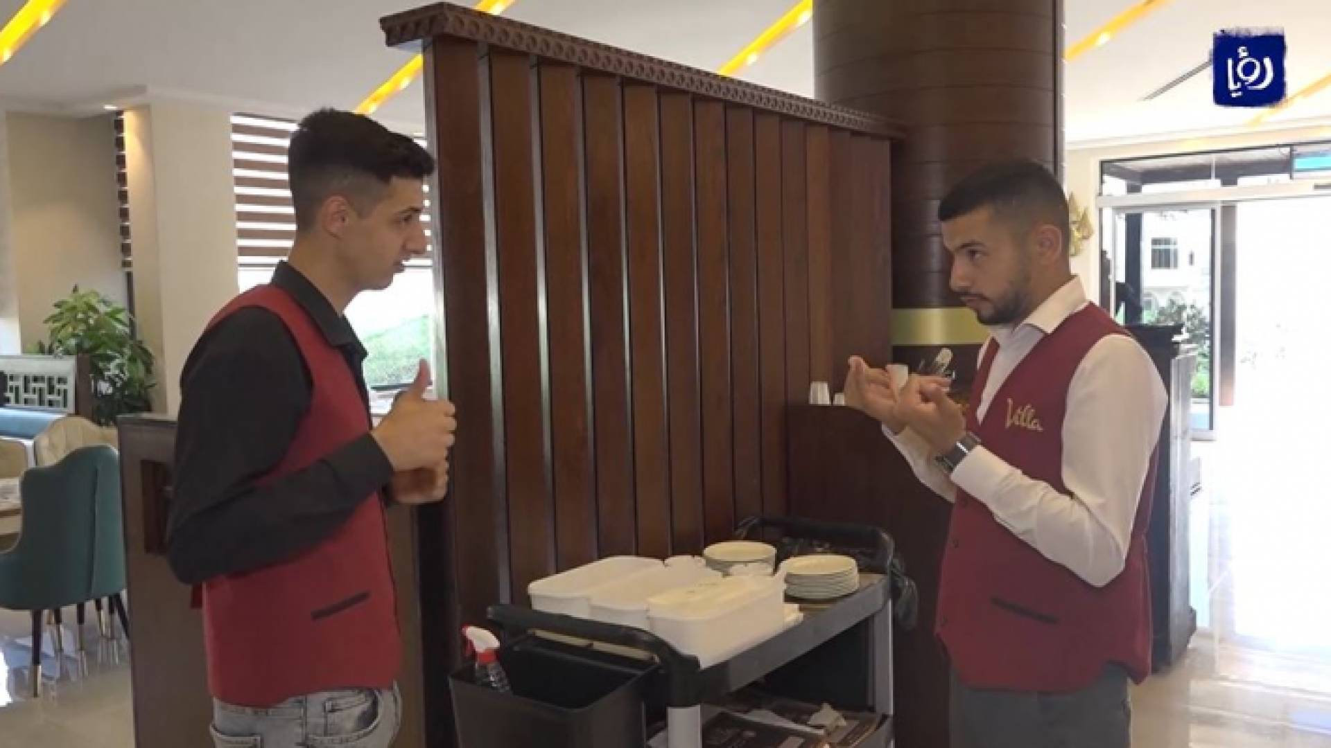 فلسطينيان يتحديان إعاقة فقدان السمع والنطق في العمل بتقديم الطعام