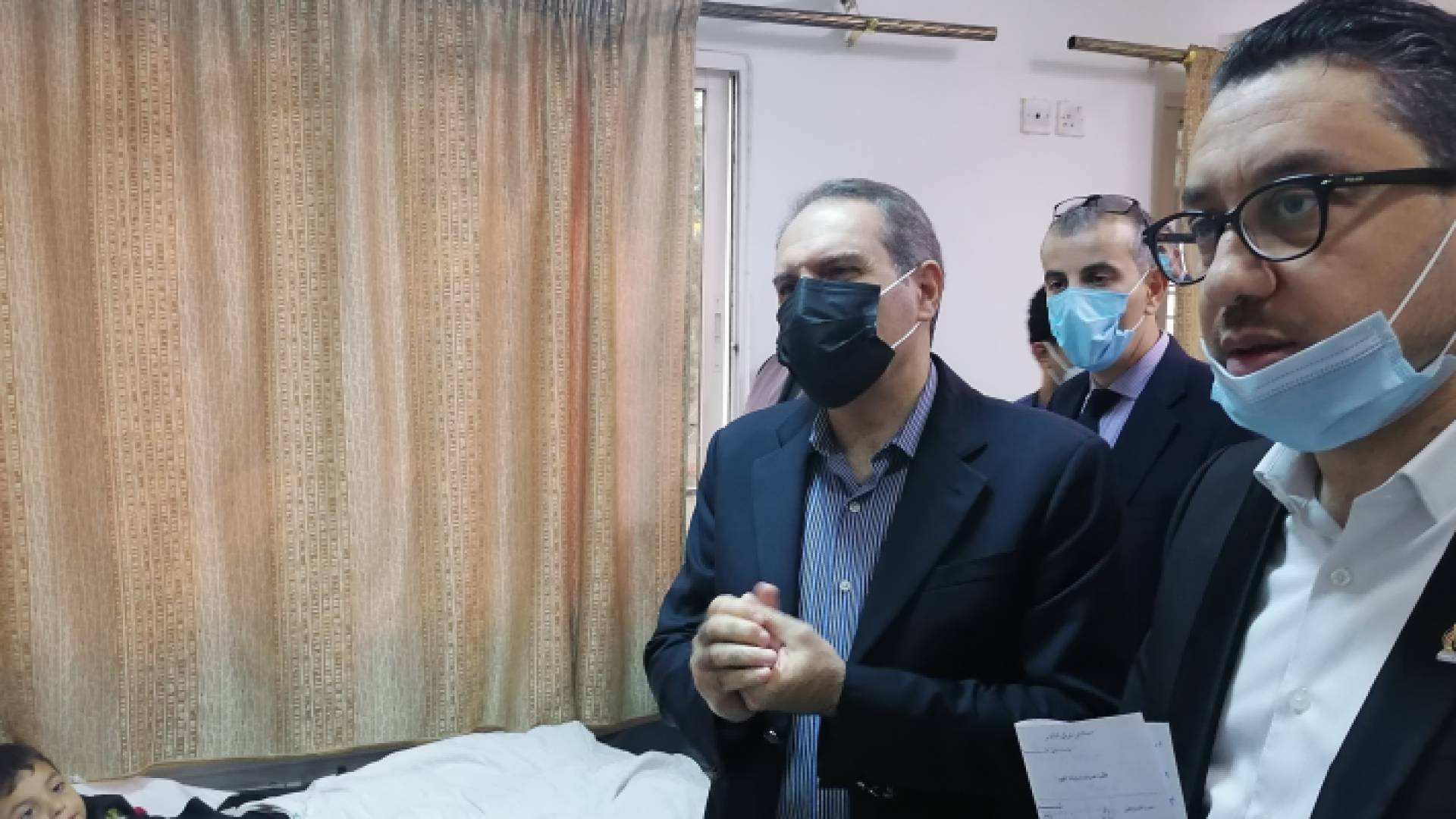 وزير الصحة يطمئن على حالة أطفال مشتبه بتسممهم في جرش