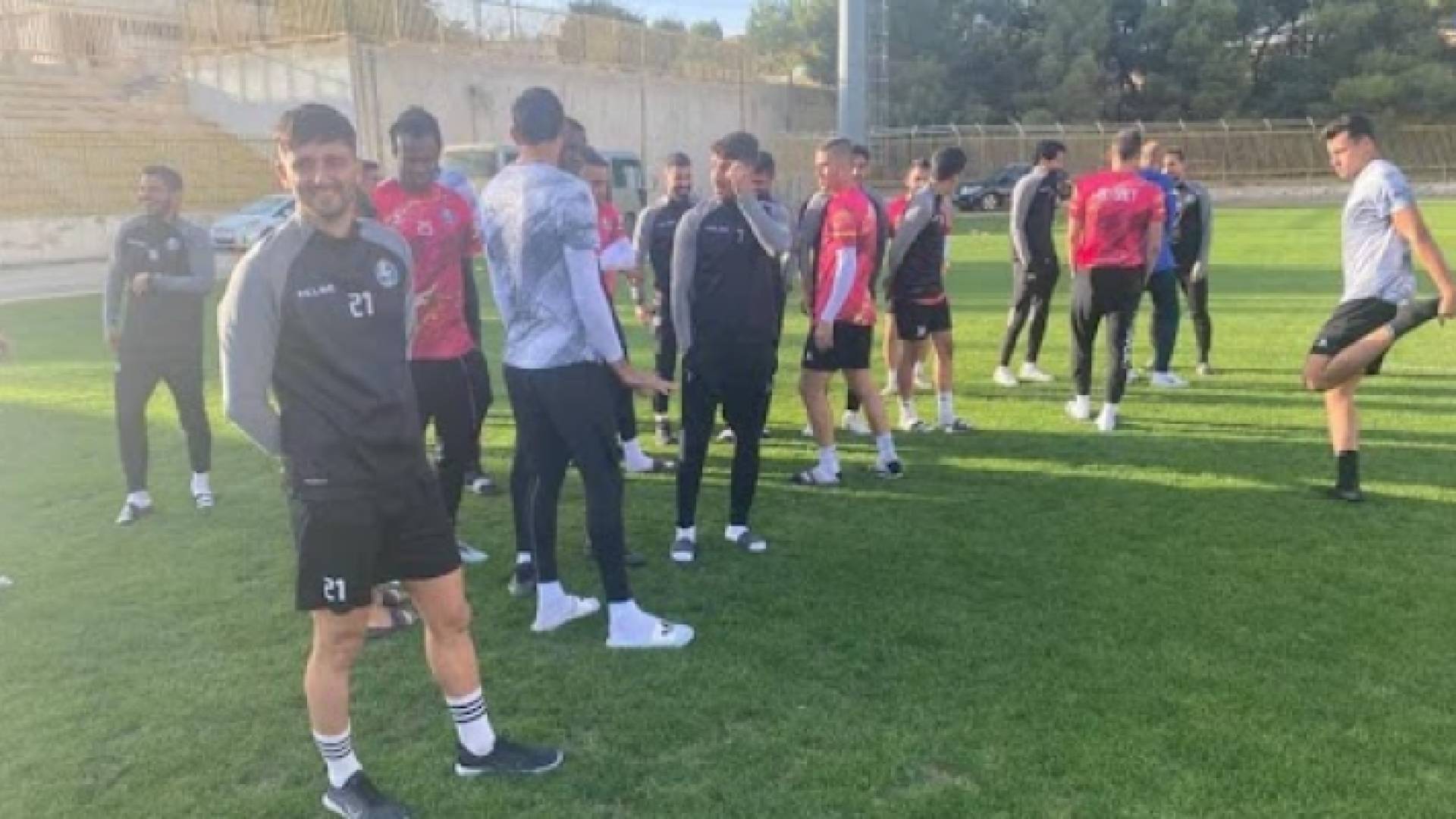 لاعبو السلط قبل بدء التدريب