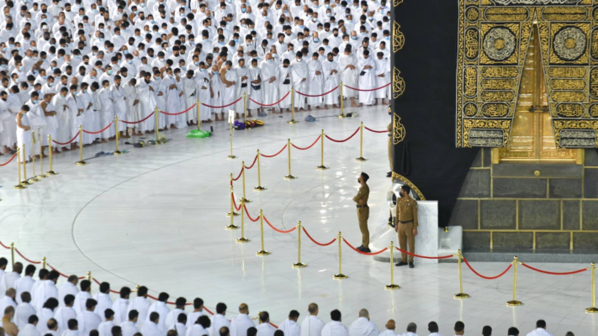 أول صلاة في الحرم المكي دون تباعد