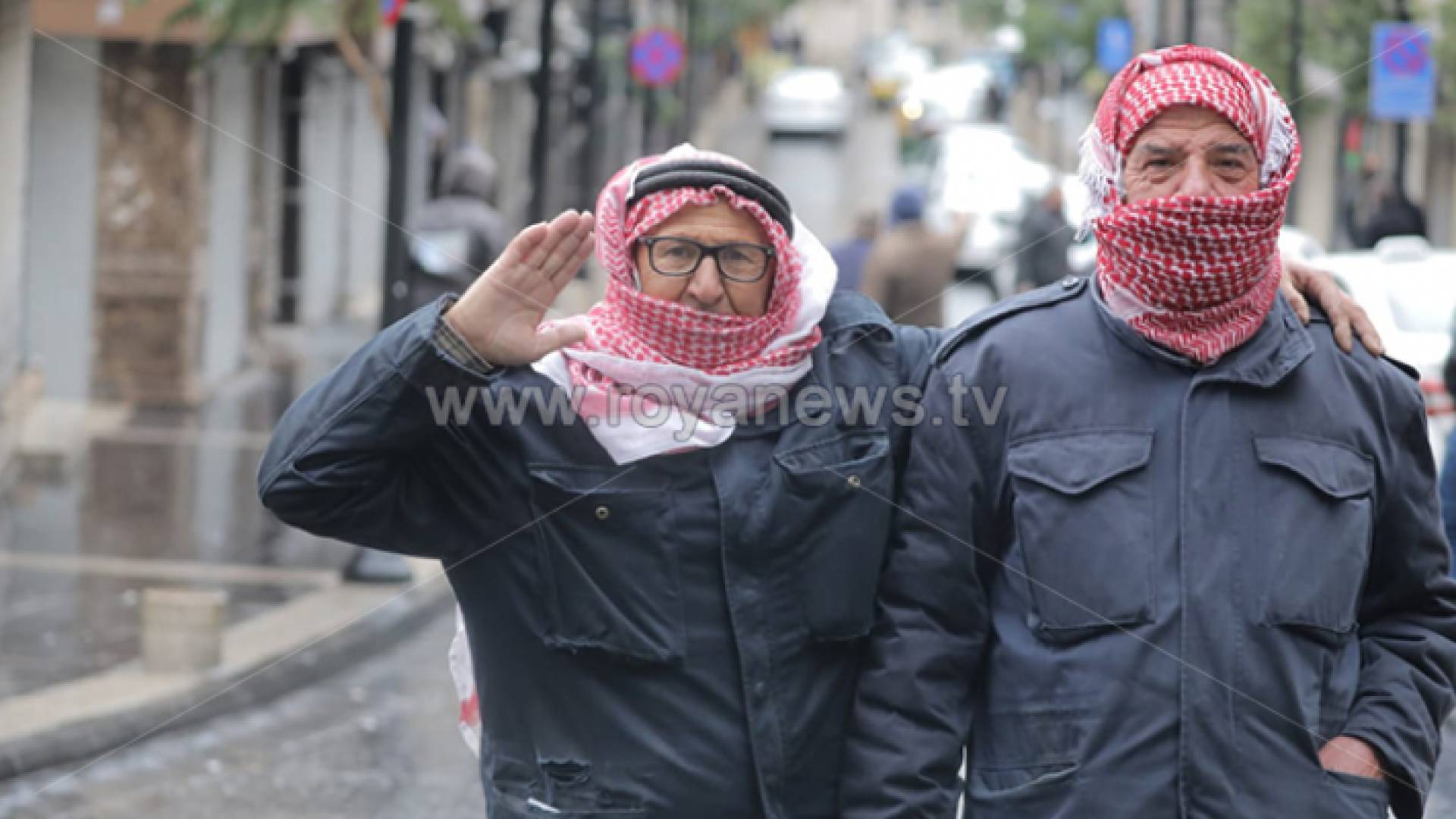مسنان في إحدى شوارع العاصمة عمان